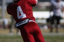 九游(jiuyou)官方网站-球队是否通过边路连续推进撕裂密集防守线路