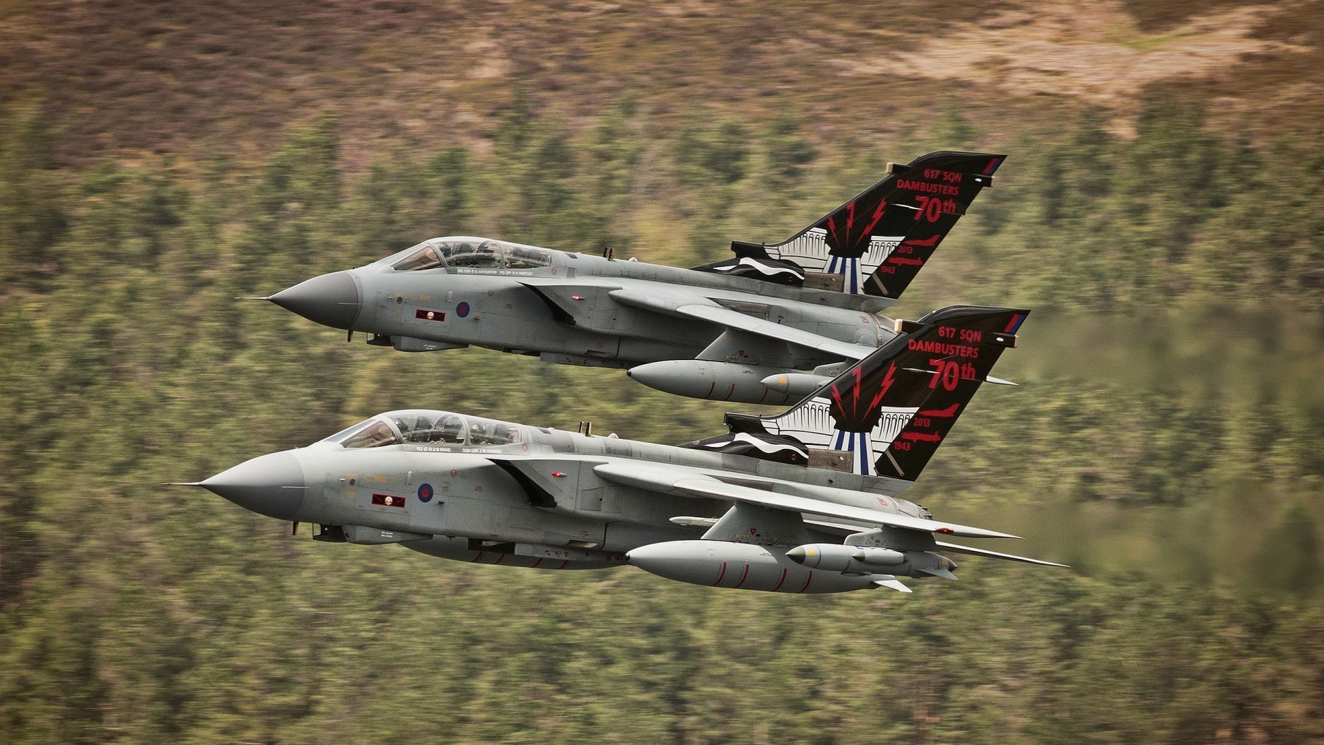 “高新体育中心健力赛:选手们挑战极限重量,赛场气氛紧张”