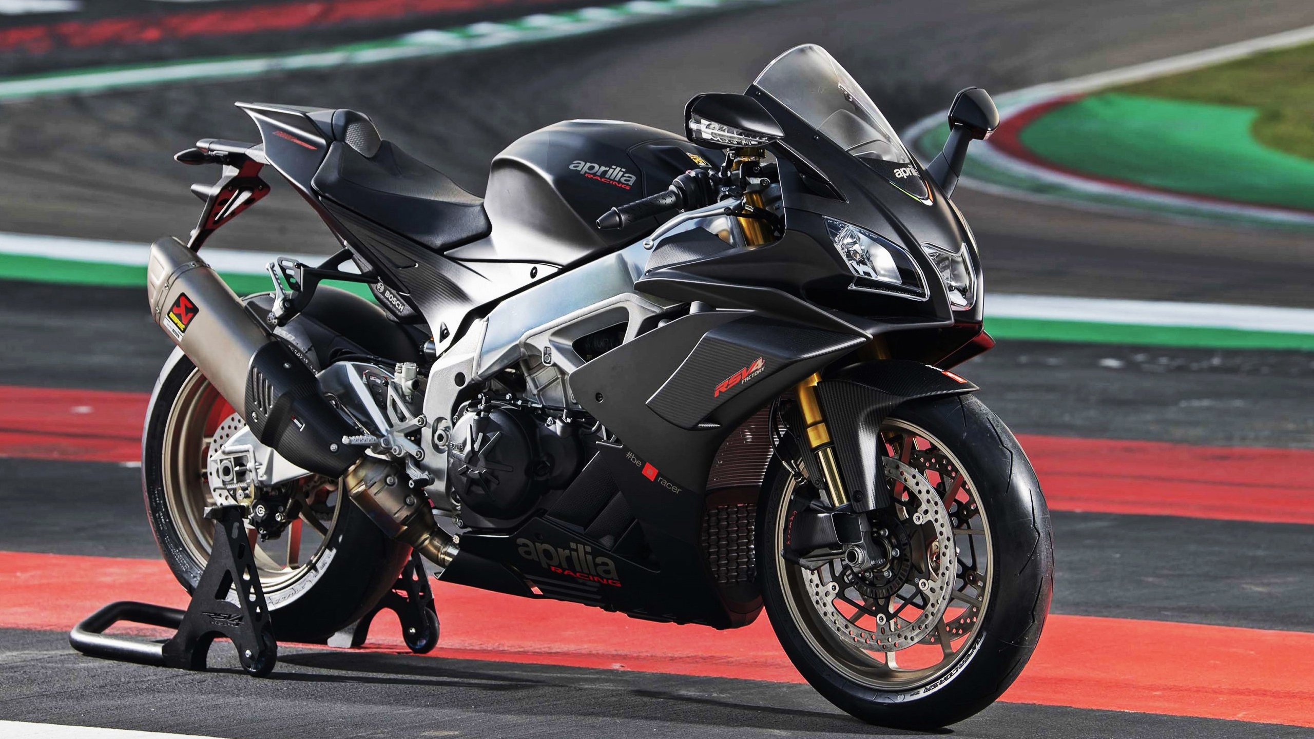 绿色环保足球场科技成果开始在多个城市应用，足球环保创意作品